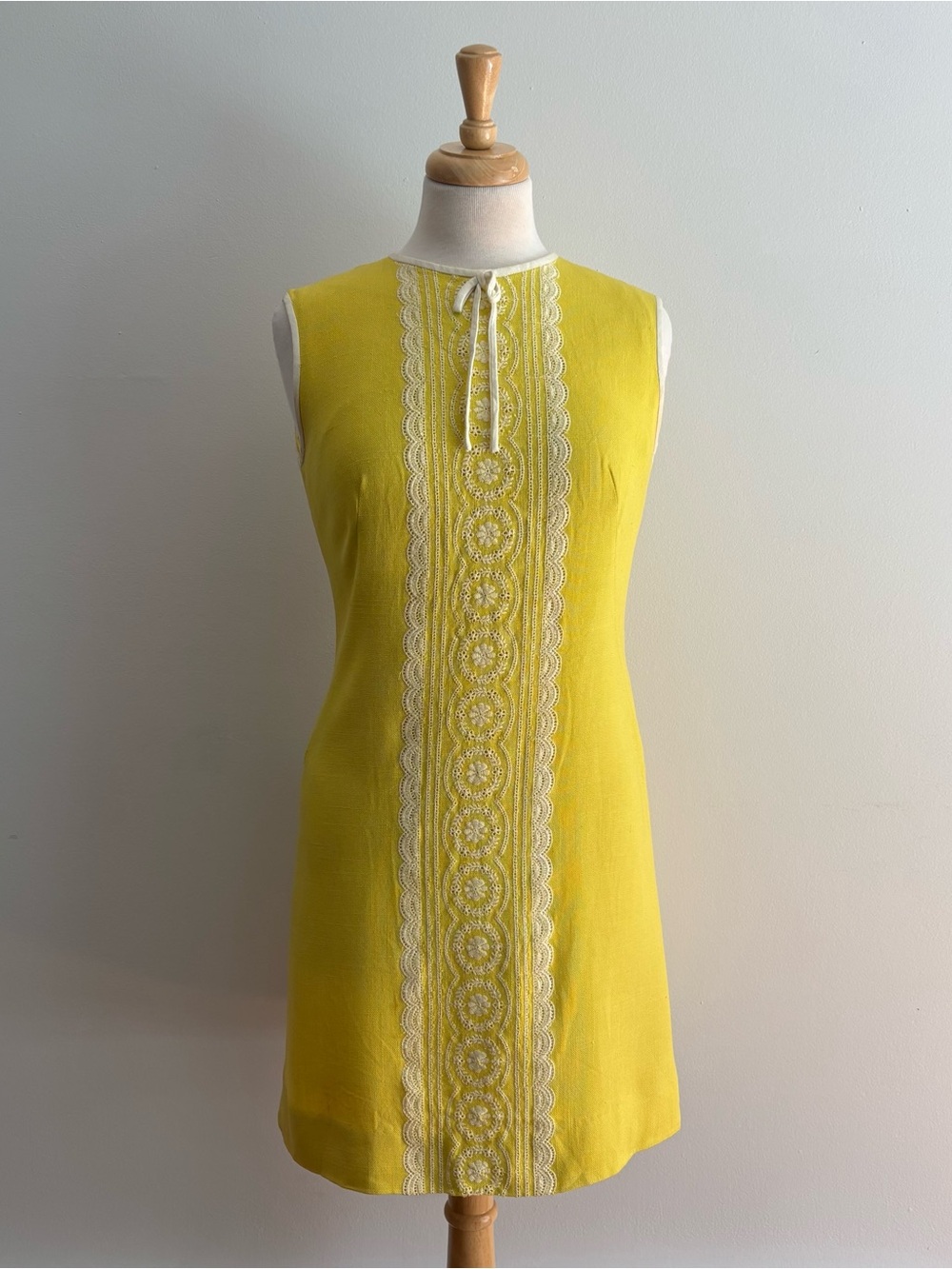 Vintage 1960s STACY AMES Yellow Embroidered Lace Sleeveless Dress / 36 bust